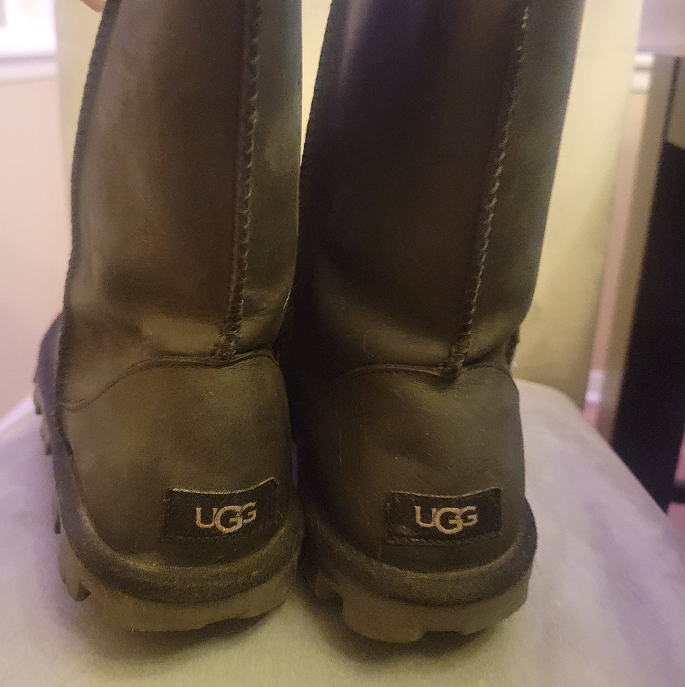 Authentic uggs boots size 10